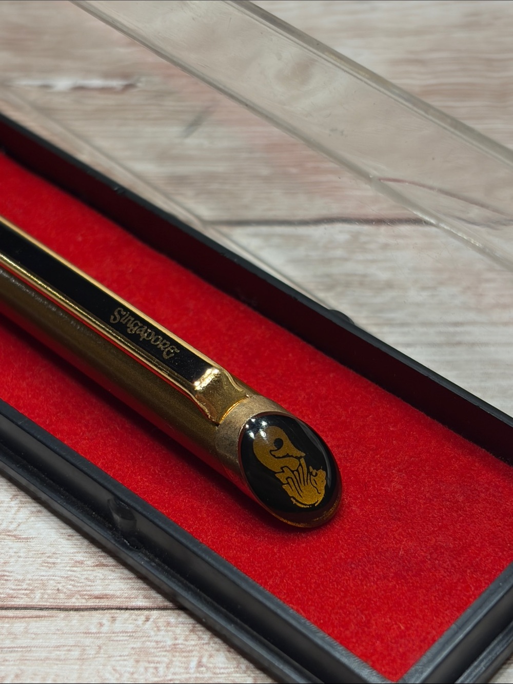 vintage Singapore Commemorative ballpoint pen with detailed Merlion accent